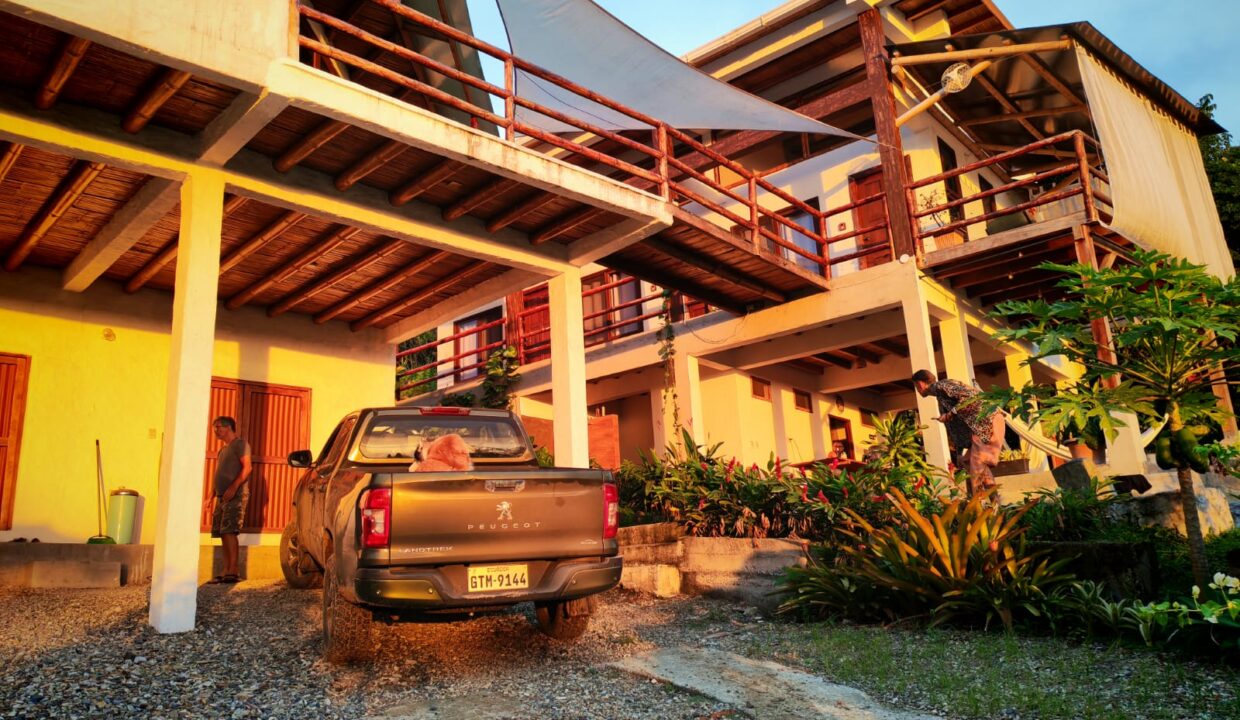 VISTA CASA DESDE GARAJE BAJO
