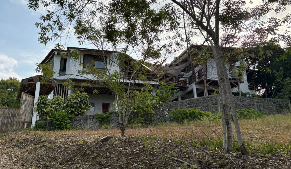 VISTA COMPLETA EXTERIOR CASA